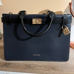 Michael Kors handbag comes w duster